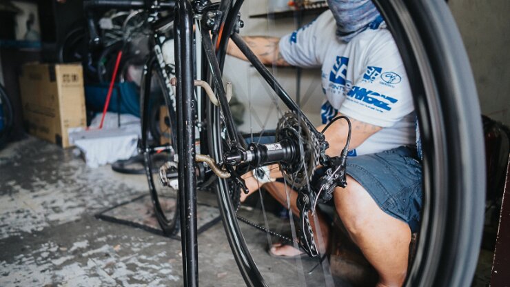 Un cycliste qui vérifie son vélo de route avant son départ