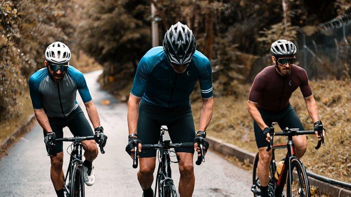 Des cyclistes qui gèrent leur effort en utilisant un capteur de puissance