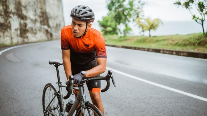 Un cycliste fatigué en pleine course car il a mal géré son effort