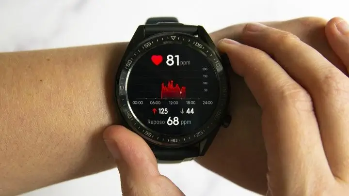 Un cycliste portant une montre cardiofréquencemètre