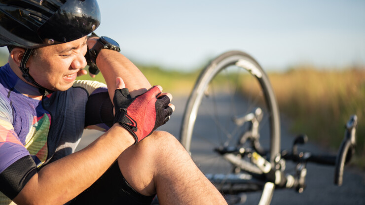Un cycliste professionnel de route blessé suite à une chute