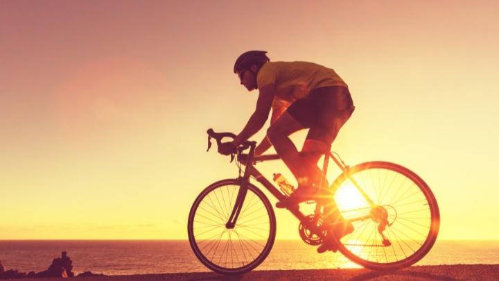 Un cycliste qui fait un entraînement à basse intensité