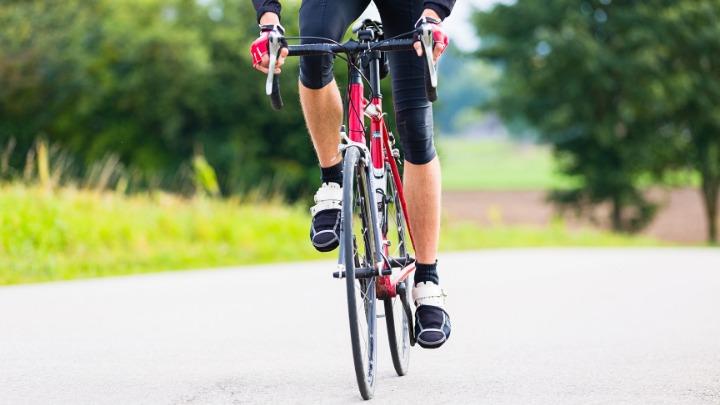 Un cycliste qui s'entraîne pour bien gérer son effort