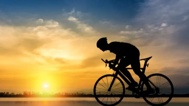 Un cycliste qui s'entraîne pour optimiser ses performances