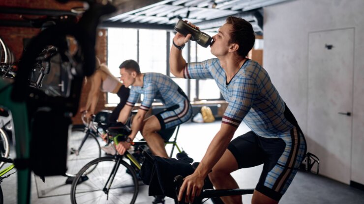 Un cycliste qui suit un programme d'entraînement adapté à son objectif