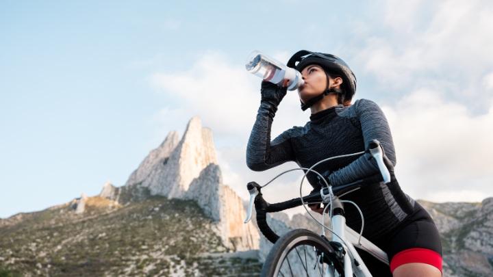 Une cycliste de route qui s'hydrate