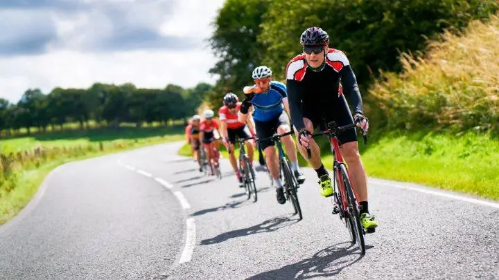 Des cyclistes de routes qui apprennent à gérer leur effort en montagne