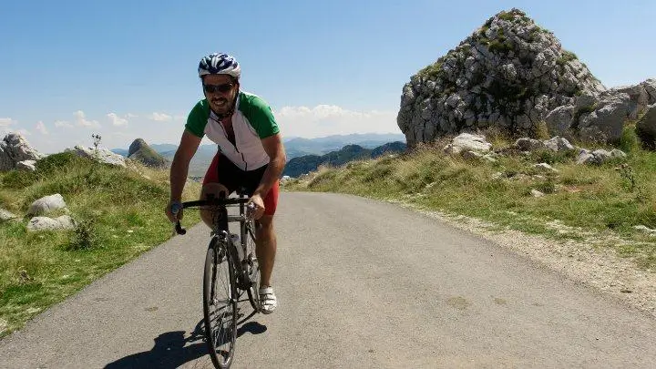 Un cycliste de route qui se demande comment progresser en vélo en montagne