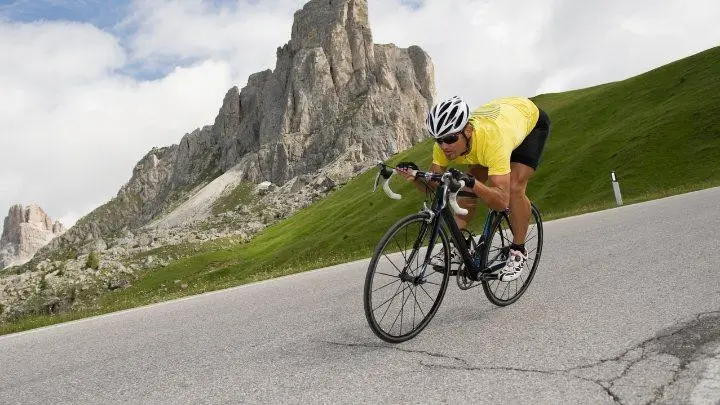Un cycliste qui s'entraîne pour améliorer sa technique en descente de montagne